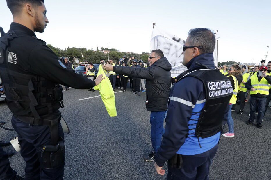 Protestos em França lançam o caos no país