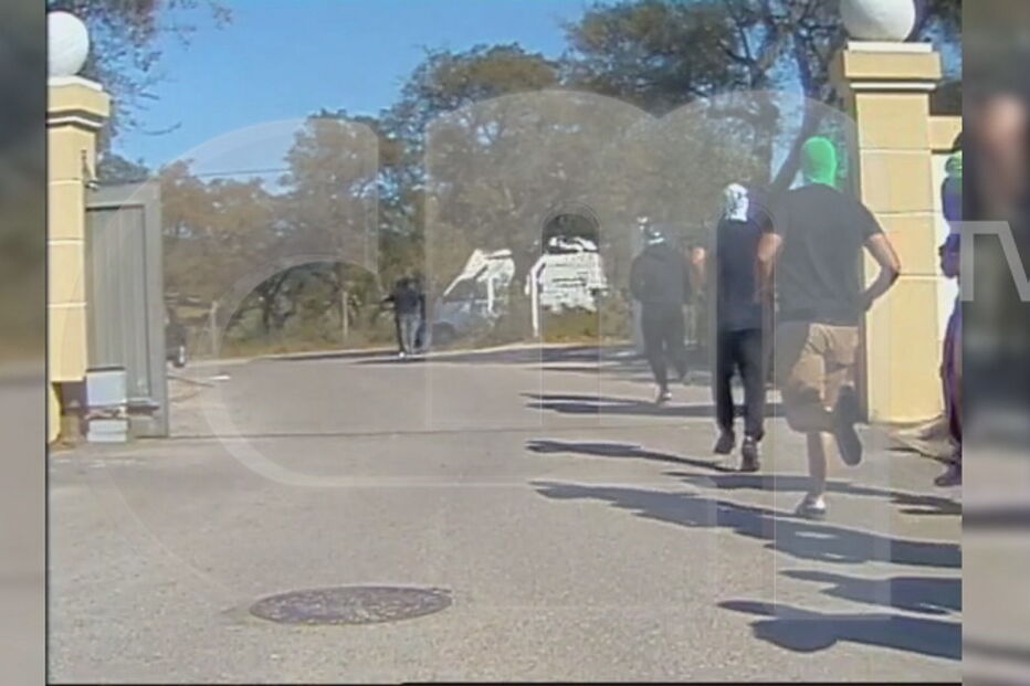 Agressores a deixar academia do Sporting após o ataque