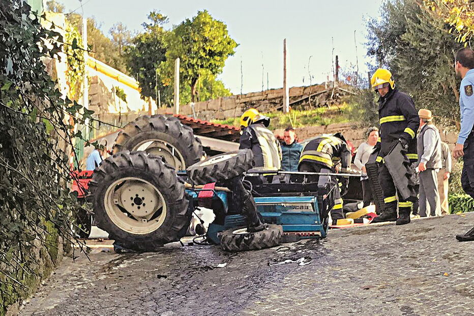 Trator ficou virado sobre o corpo da vítima mortal 