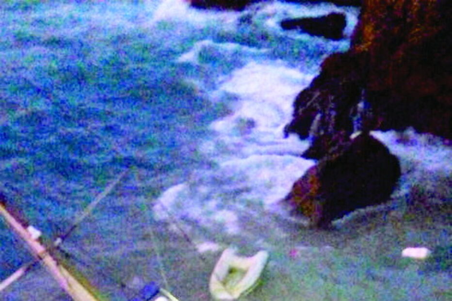 Veleiro colidiu com as rochas entre as praias do Zavial e das Furnas 