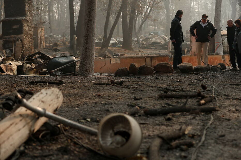 Donald Trump visita terrenos destruídos pelas chamas na Califórnia