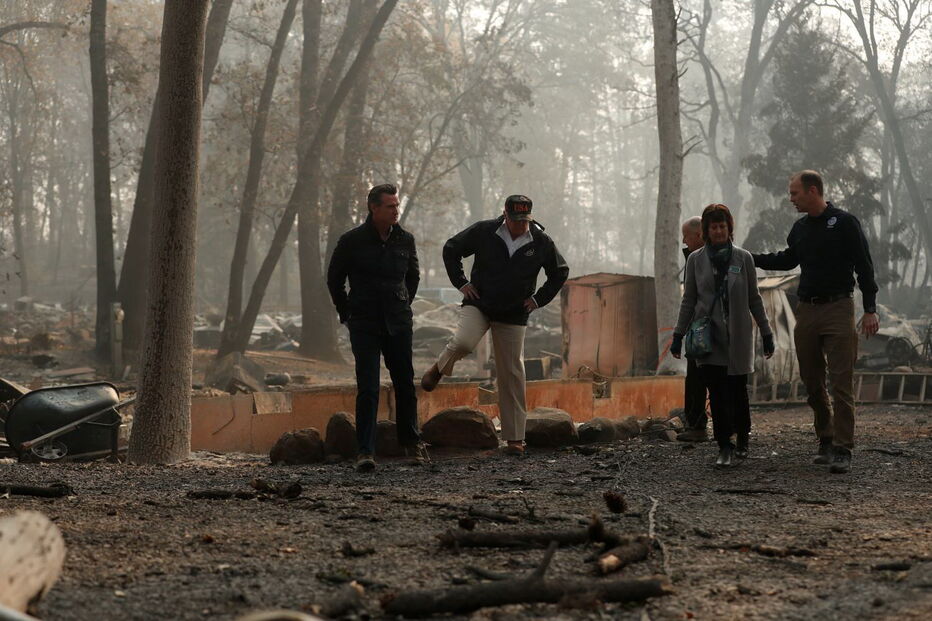 Donald Trump visita terrenos destruídos pelas chamas na Califórnia