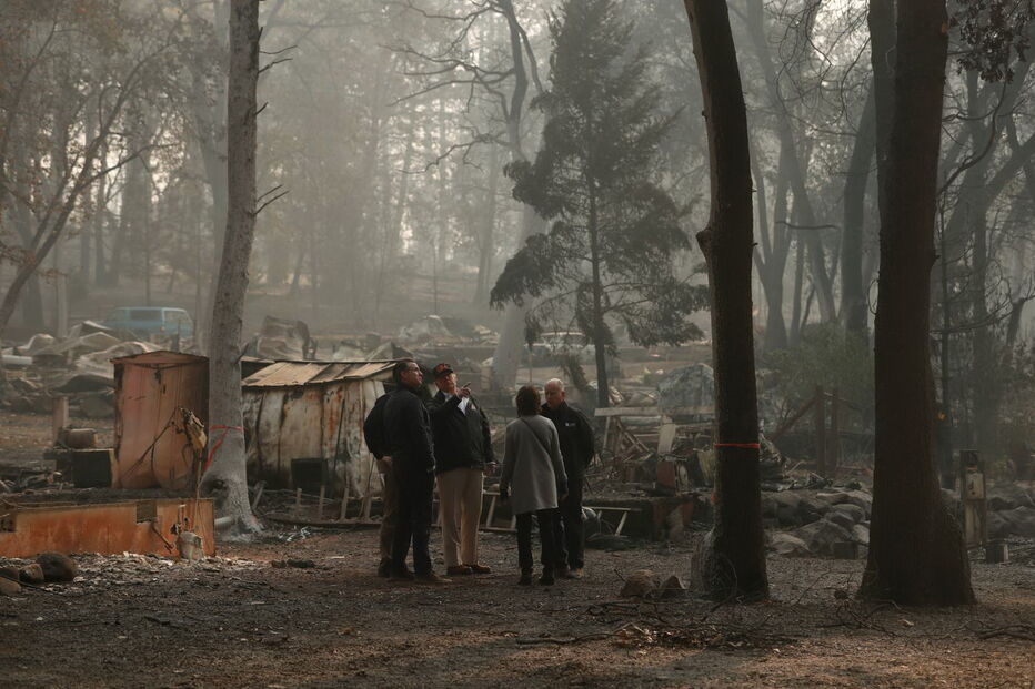 Donald Trump visita terrenos destruídos pelas chamas na Califórnia