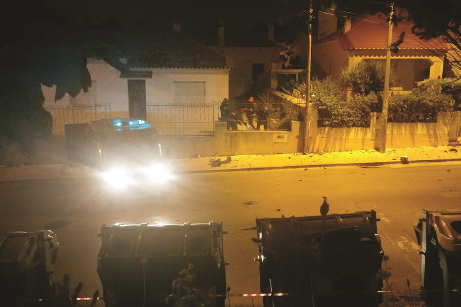 Vítima foi projetada por cima de gradeamento de moradia e caiu no jardim  