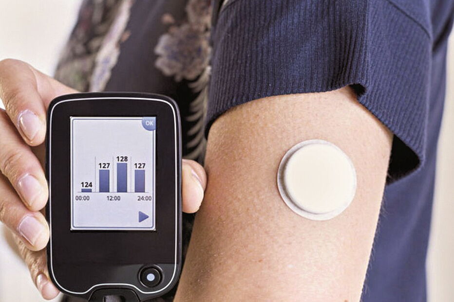 Kit inicial do medidor de glicemia inclui um leitor e dois sensores. O dispositivo evita cerca de seis picadas por dia