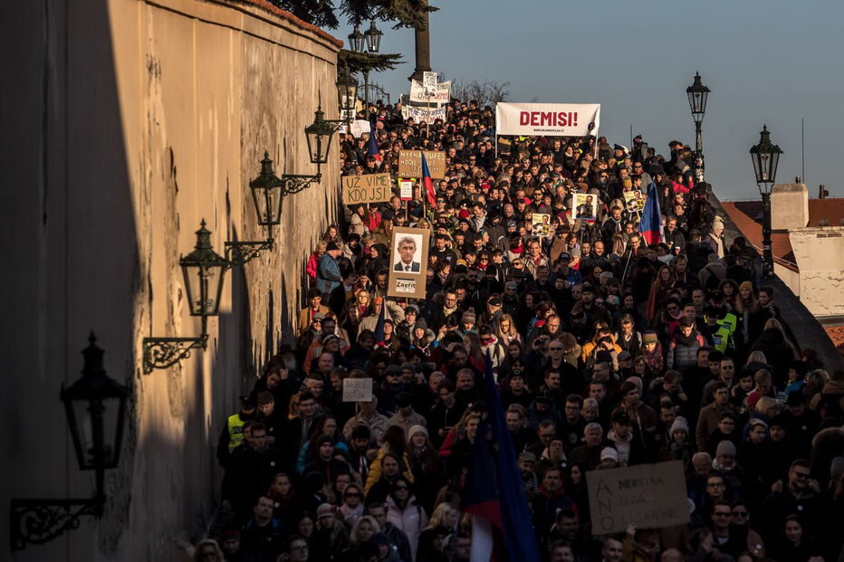 Milhares saem à rua em protesto contra o Primeiro Ministro da República Checa, Andrej Babis