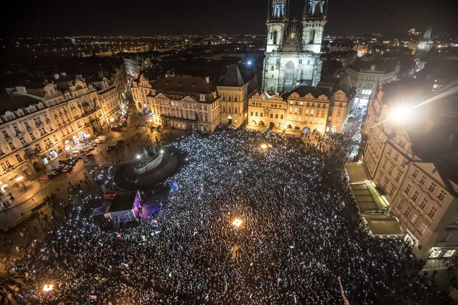 Milhares saem à rua em protesto contra o Primeiro Ministro da República Checa, Andrej Babis