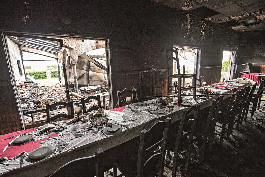 Anexo ficou reduzido a escombros devido ao fogo e o interior do restaurante foi atingido pelo calor intenso e fumo 
