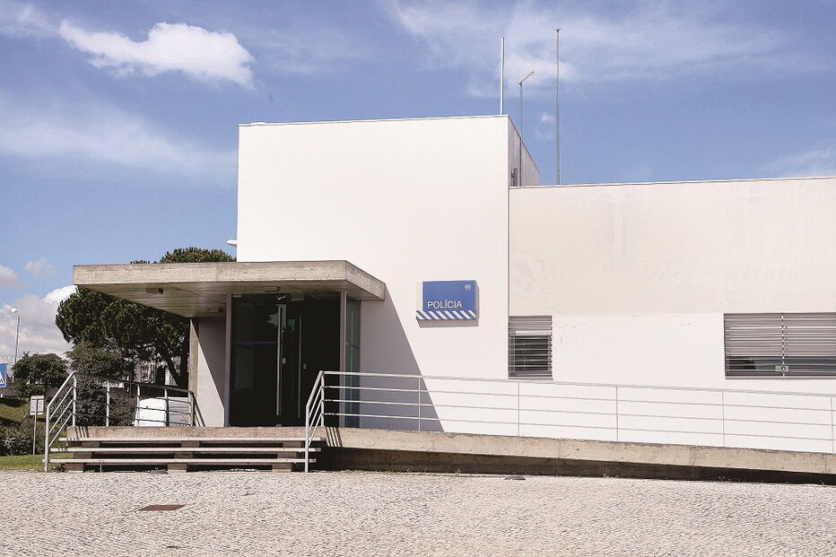 Agente estava de sentinela à porta da esquadra de Alfragide quando começou a chover. Recuou para se abrigar e acabou agredido pelo comandante  