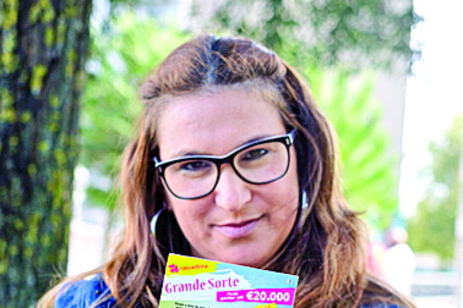 Elisabete Rodrigues com o bilhete  