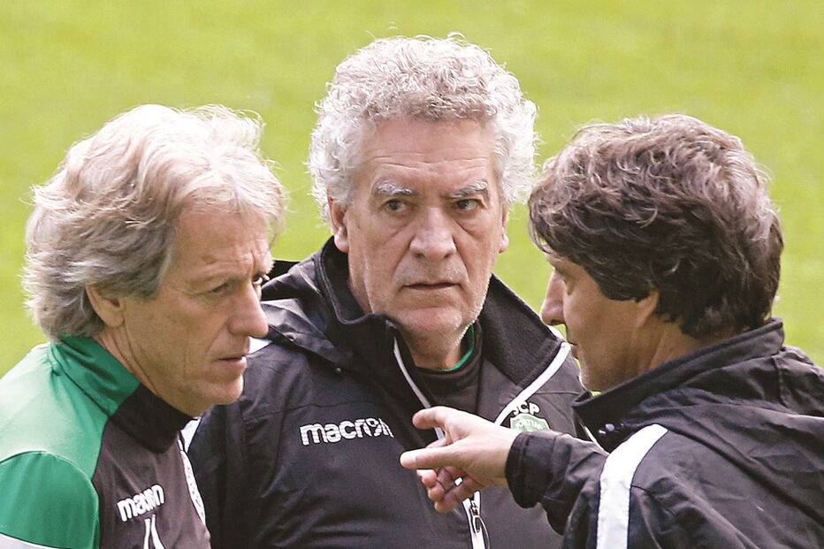 Jorge Jesus, nos tempos de treinador do Sporting, com os adjuntos Miguel Quaresma e Raul José 