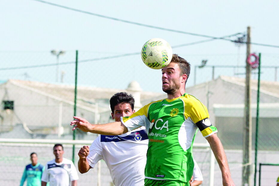 Sustelo (Messinense) controla a bola, perante o olhar de Zé Afonso (Lagoa)  