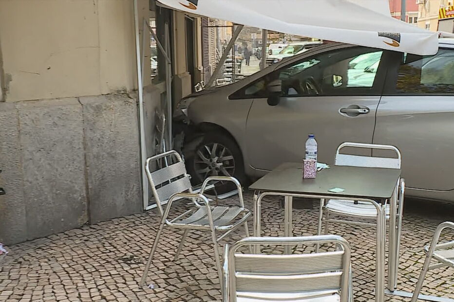 Carro despista-se contra esplanada perto do IPO em Lisboa 