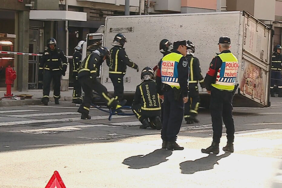 Colisão entre carrinha e táxi faz três feridos no centro do Porto