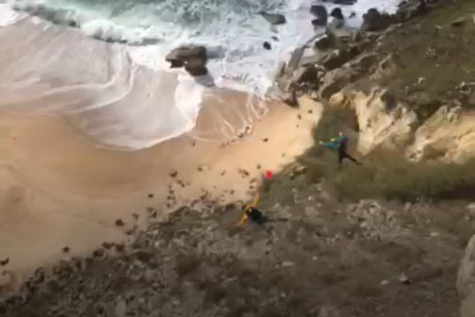 Paraquedista salta de arriba e morre na Nazaré