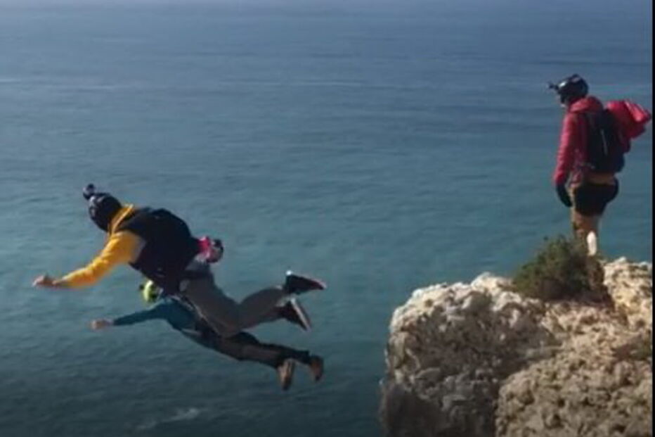 Paraquedista salta de arriba e morre na Nazaré