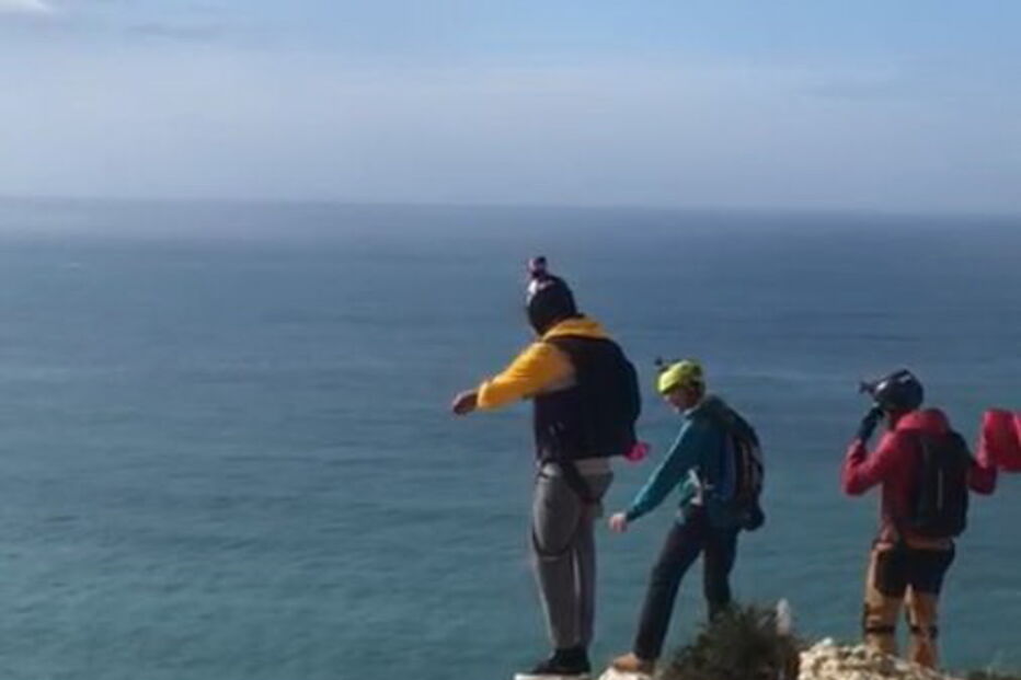Paraquedista salta de arriba e morre na Nazaré