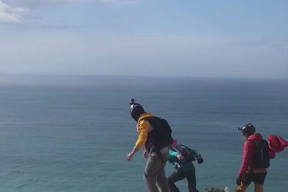 Paraquedista salta de arriba e morre na Nazaré	