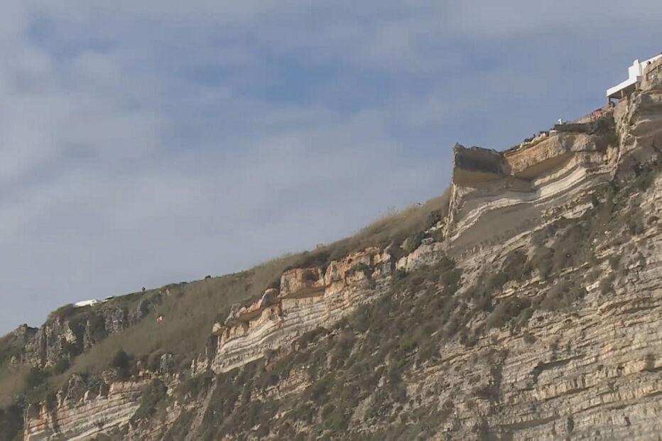 Paraquedista salta de arriba e morre na Nazaré	