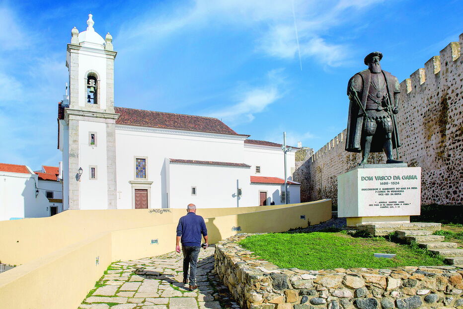 A estátua de Vasco da Gama fica junto ao castelo e à igreja matriz de São Salvador