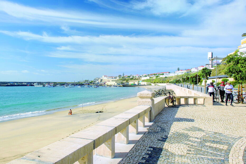 A frente marítima da cidade é marcada pelo porto de pesca e praia 
