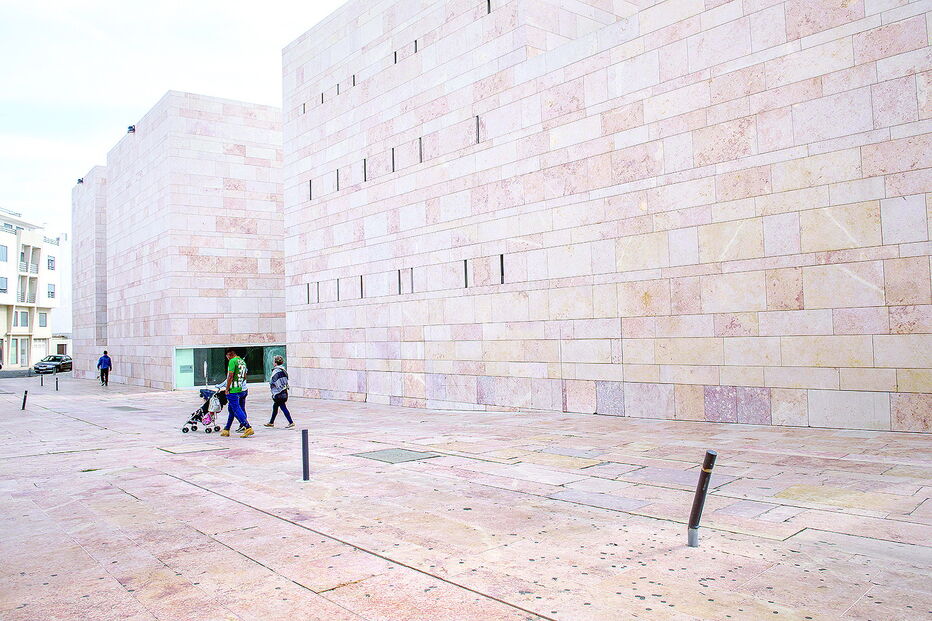 O centro de artes é um edifício moderno e premiado