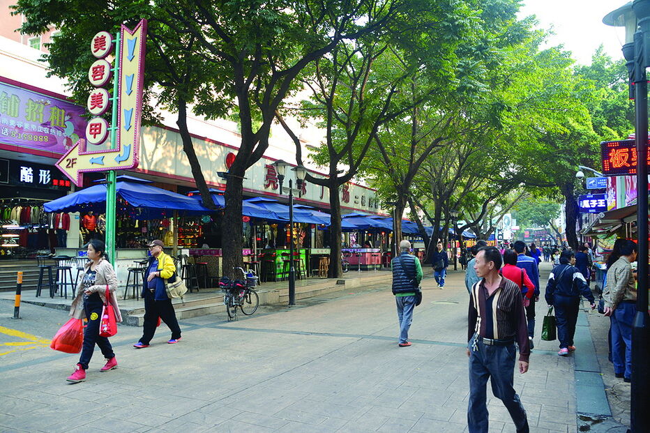 Os centros comerciais e as lojas de rua são atrações para quem gosta de compras