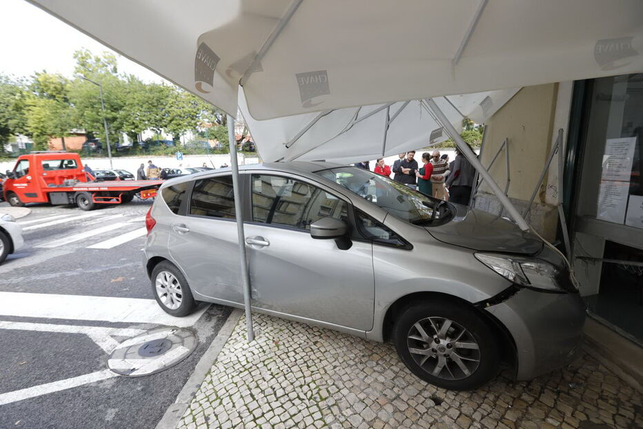 Carro invadiu esplanada da pastelaria Hora Bolas, em Lisboa, ferindo um homem num dedo 
