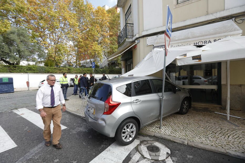 Carro invadiu esplanada da pastelaria Hora Bolas, em Lisboa, ferindo um homem num dedo 