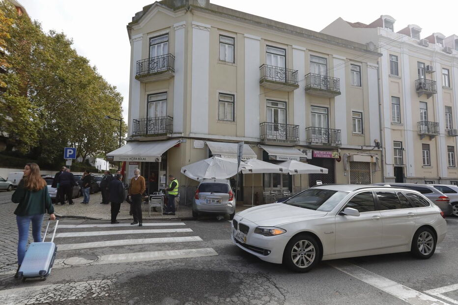 Carro invadiu esplanada da pastelaria Hora Bolas, em Lisboa, ferindo um homem num dedo 