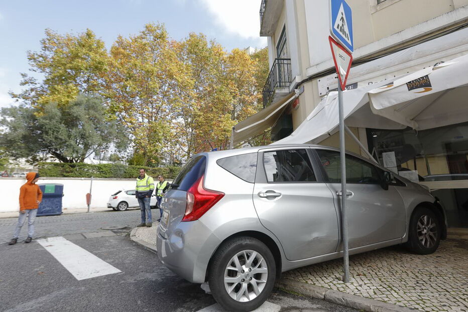 Carro invadiu esplanada da pastelaria Hora Bolas, em Lisboa, ferindo um homem num dedo