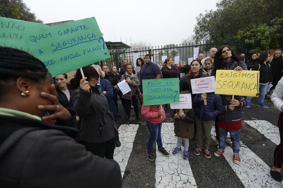 Alunos e pais na manifestação    
