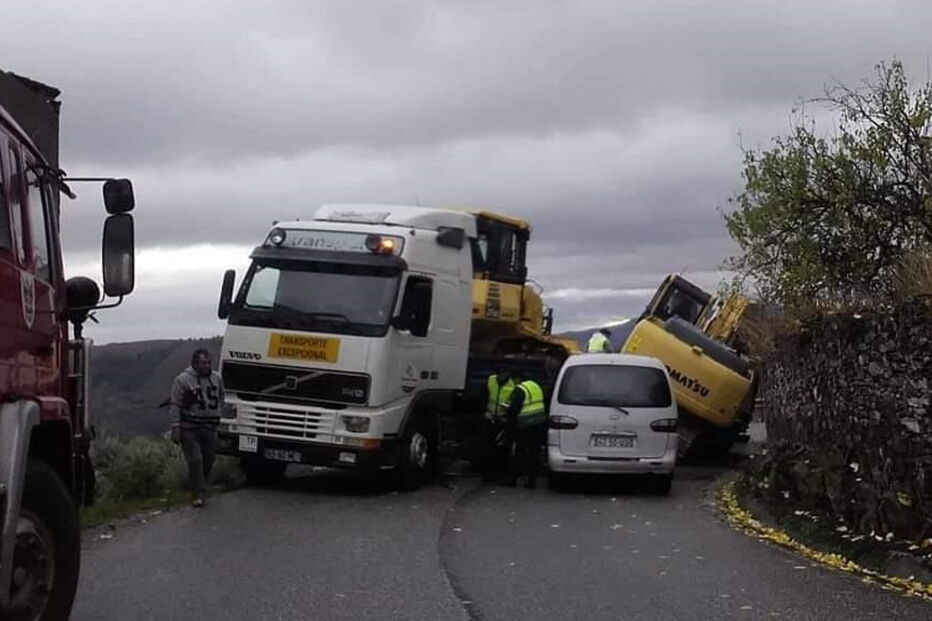Máquina giratória cai para cima de carrinha e faz três feridos em Sabrosa