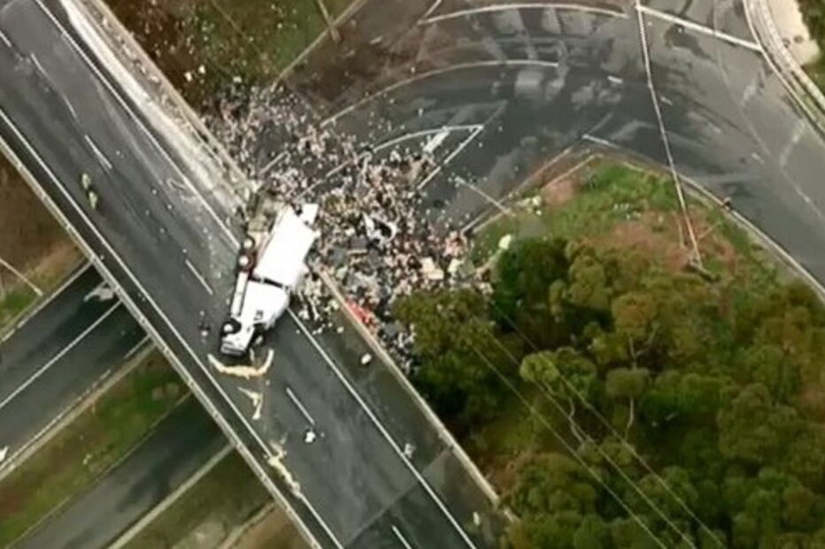 Camião que transportava frangos fica pendurado em ponte