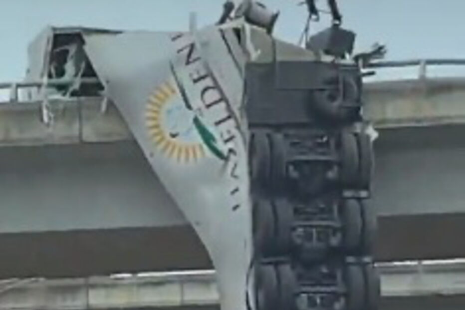 Camião que transportava frangos fica pendurado em ponte