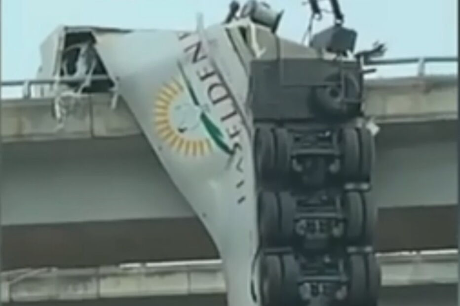 Camião que transportava frangos fica pendurado em ponte