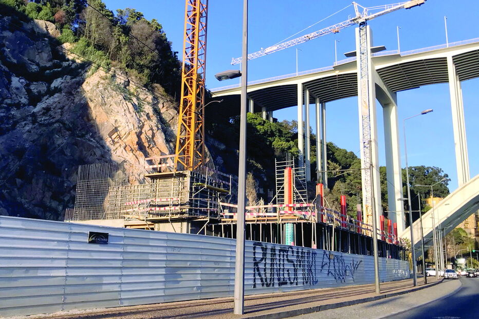 Obras junto à ponte da Arrábida, na marginal do Douro    