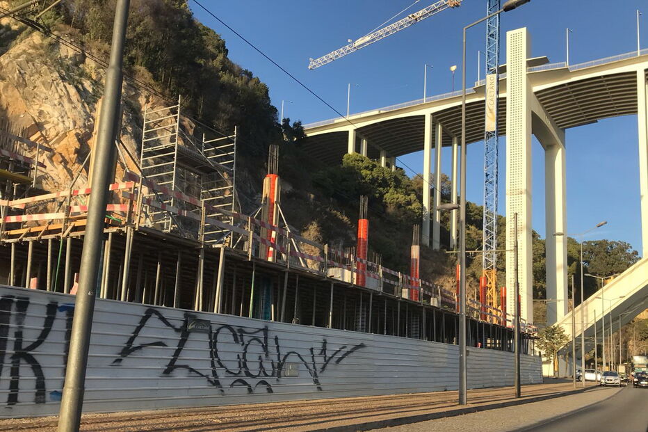 Obras junto à ponte da Arrábida, na marginal do Douro    