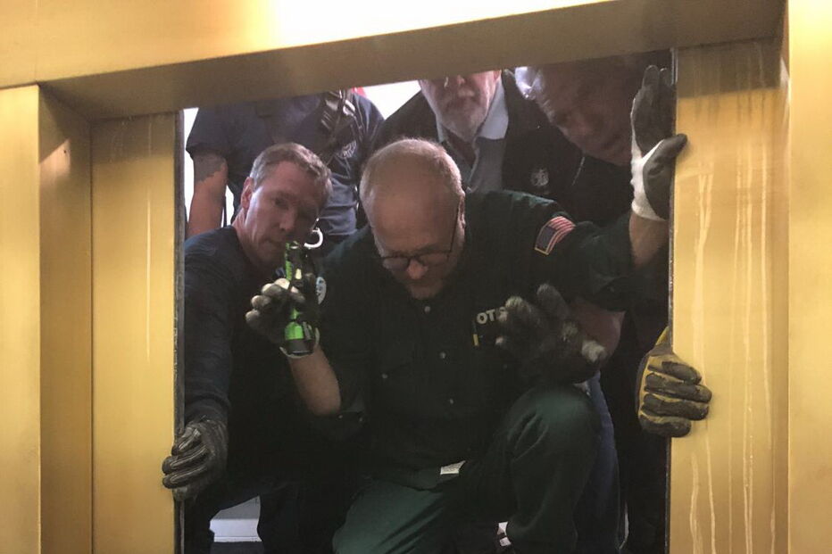 Elevador cai 84 andares e pessoas escapam por pouco
