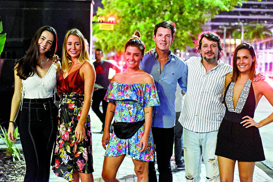 Grupo de atores com Ana Pedro Arriscado, repórter da CMTV