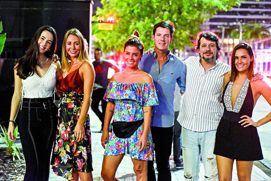 Grupo de atores com Ana Pedro Arriscado, repórter da CMTV