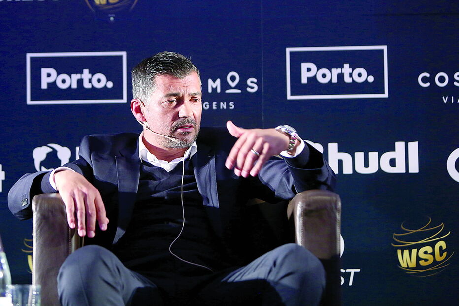 Sérgio Conceição partilhou experiências e diz que a pressão diária “é boa”