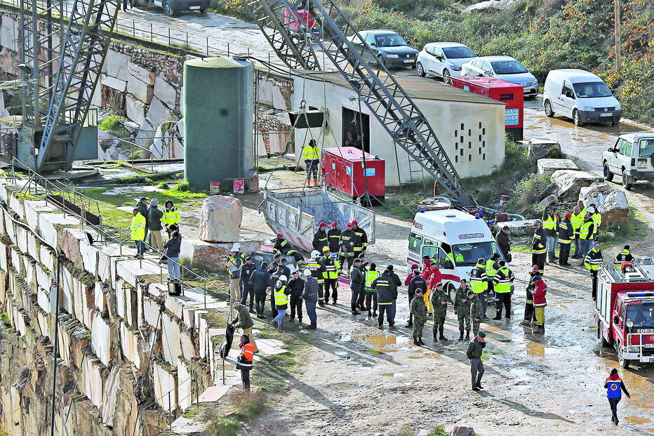 Ambulância que levou o corpo de Gualdino Pita
