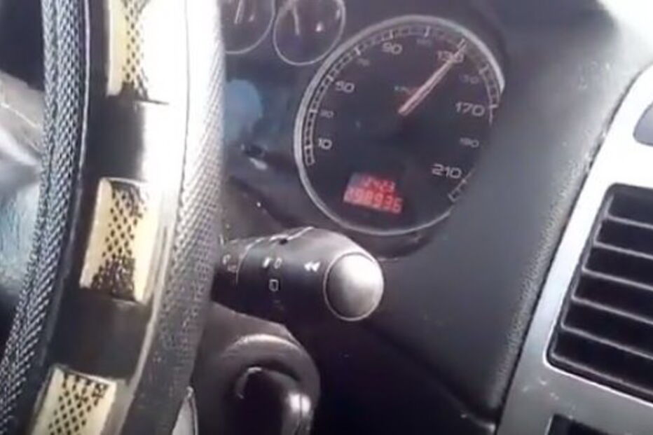 Vídeo mostra jovem menor de idade a conduzir em excesso de velocidade incentivado pelo pai