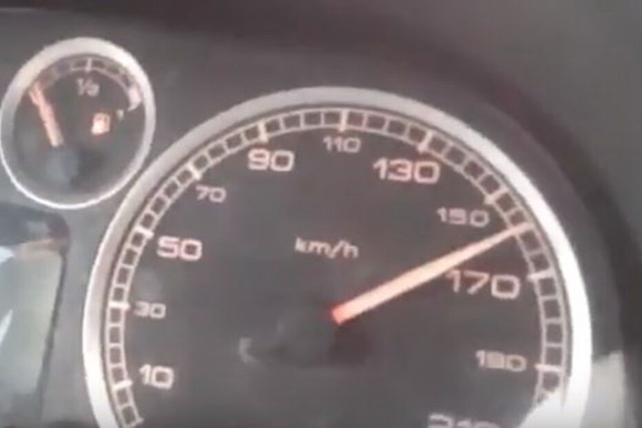 Vídeo mostra jovem menor de idade a conduzir em excesso de velocidade incentivado pelo pai