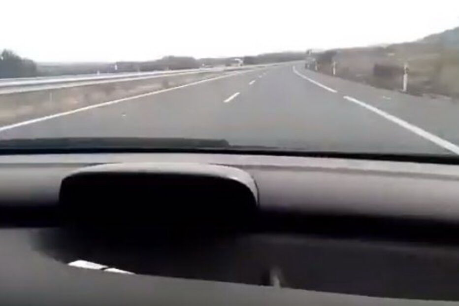 Vídeo mostra jovem menor de idade a conduzir em excesso de velocidade incentivado pelo pai