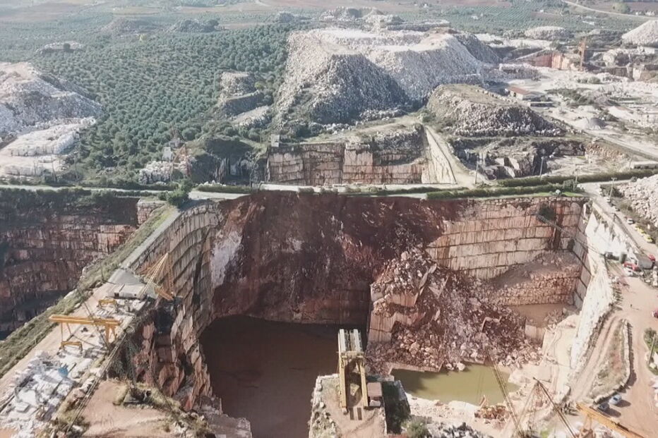 2018-11-21_12_03_02 Imagens aéreas mostram tamanho da pedreira de Borba.jpg