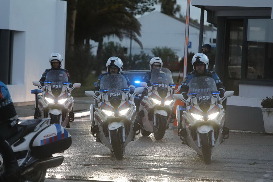 Chegada do Presidente angolano a Portugal marcada por forte aparato