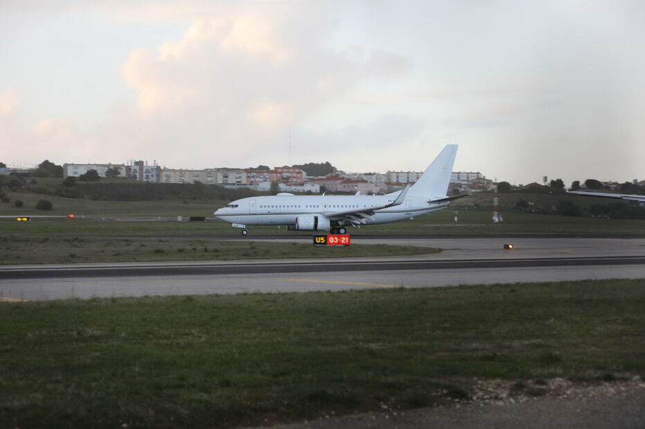 Chegada do Presidente angolano a Portugal marcada por forte aparato