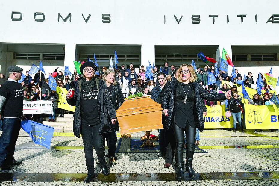 Caixão foi colocado à porta do Tribunal de Braga, ontem de manhã, num protesto que juntou centenas de funcionários    